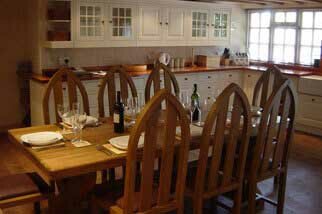 Luxury holiday cottage polperro. Large kitchen with seating for 8 guests